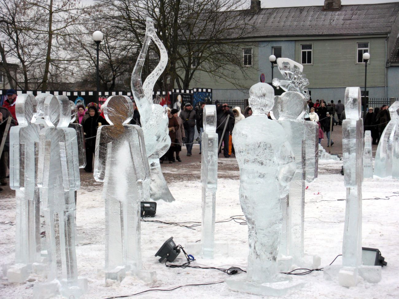 Jelgavā mākslinieki no 12 valstīm sāk darbu pie ledus skulptūru veidošanas -