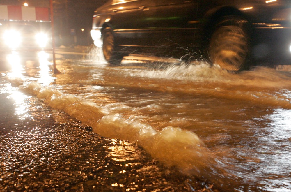 Ventspilī ūdensvada bojājums – bez ūdens paliek vairākas mājas, apledo arī ielas