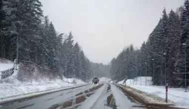 Latvijas ceļus klāj sniegs un ledus; braukšana apgrūtināta vairākos reģionos