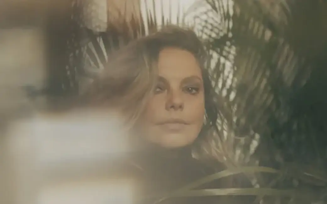 Linda Leen publicē pirmo daļu no gaidītās minialbumu triloģijas "WAVES I / III"