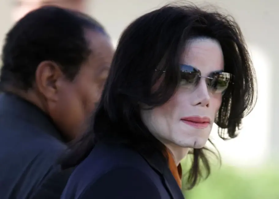 Maikla Džeksona bijušais preses pārstāvis ir pārliecināts par dziedātāja vainu bērnu ļaunprātīgā izmantošanā