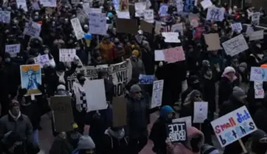 Mineapolē tūkstošiem cilvēku protestē pret Trampa imigrācijas politiku pēc dienesta incidentiem