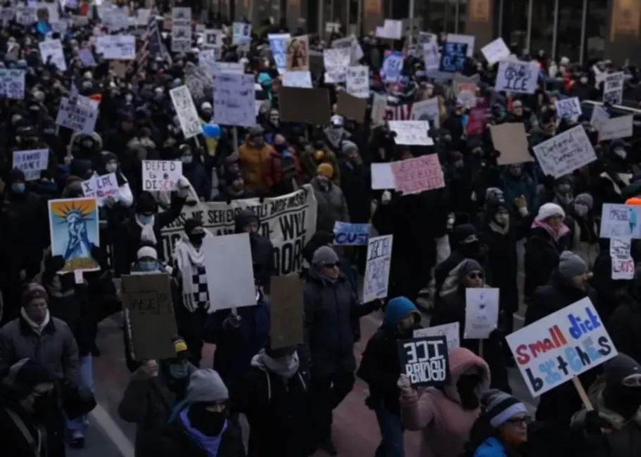 Mineapolē tūkstošiem cilvēku protestē pret Trampa imigrācijas politiku pēc dienesta incidentiem