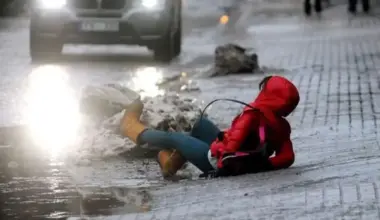 Paslīdēšana uz apledojušas ietves: Kad un kā prasīt atlīdzību par gūto traumu?