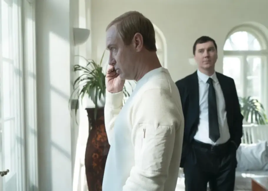 Politiskais trilleris "Kremļa burvis" piedāvā skatījumu uz varas transformāciju