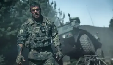 Režisors Patriks Hjūzs piedāvā “Kara mašīnu” ar Alanu Ričtsonu un iespaidīgu robotu cīņā pret vienu no kara mašīnām