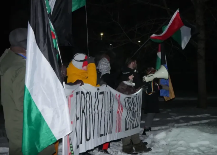 Rīgā notiek protests pret Latvijas dalību "Eirovīzijā" Izraēlas dēļ