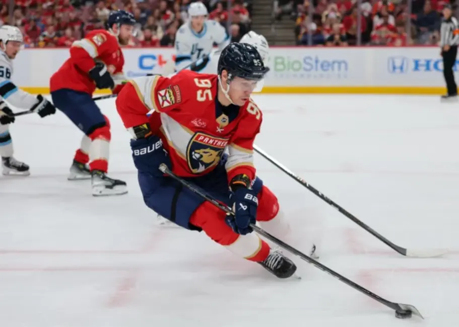 Sandis Vilmanis gūst pirmos vārtus NHL, taču "Panthers" piekāpjas "Mammoth"