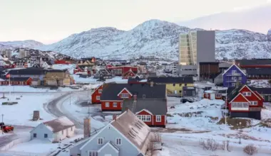 Vācu komiķis Grenlandes galvaspilsētā mēģinājis uzvilkt ASV karogu, izraisot sašutumu