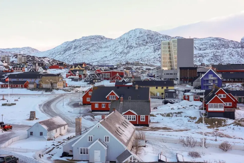 Vācu komiķis Grenlandes galvaspilsētā mēģinājis uzvilkt ASV karogu, izraisot sašutumu
