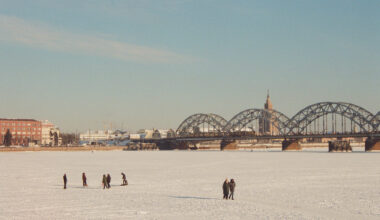 Brīvdienās Latvijā vietām snigs, bet nākamnedēļ sals atkal pastiprināsies -