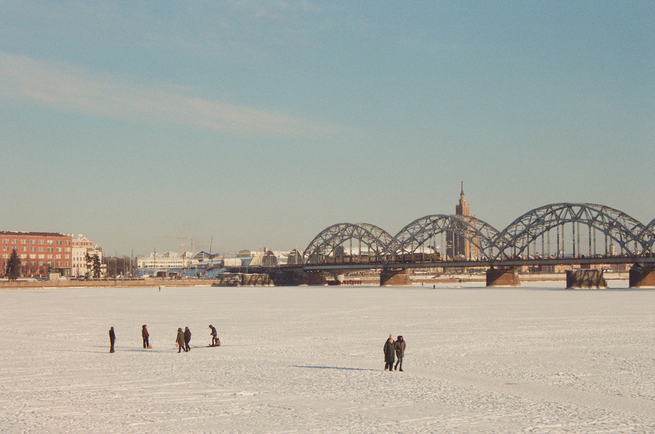 Brīvdienās Latvijā vietām snigs, bet nākamnedēļ sals atkal pastiprināsies -