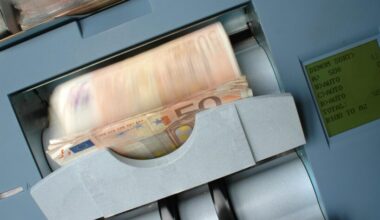 Vientulība pēc 60 maksā dārgi: kā krāpnieki iztukšo senioru kontus