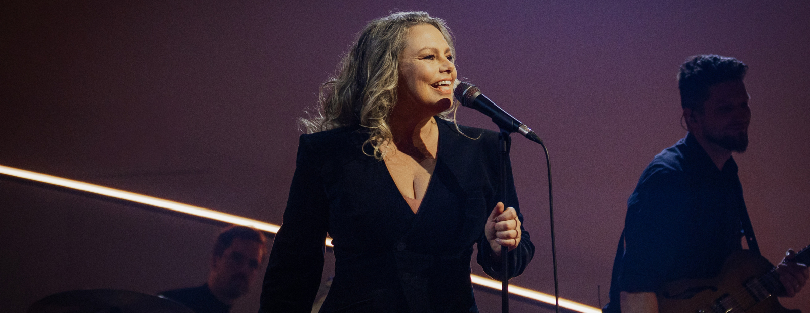 Lindas Leen pirmais vilnis pulcē pilnu Zuzeum / Diena