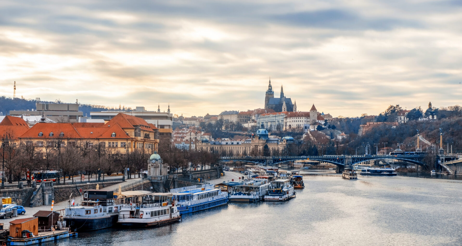 Čehi dodas Prāgas ielās un izrāda atbalstu prezidentam Pavelam -
