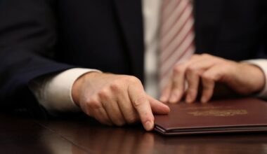 Amatpersona ar dokumentiem. Attēls ilustratīvs.