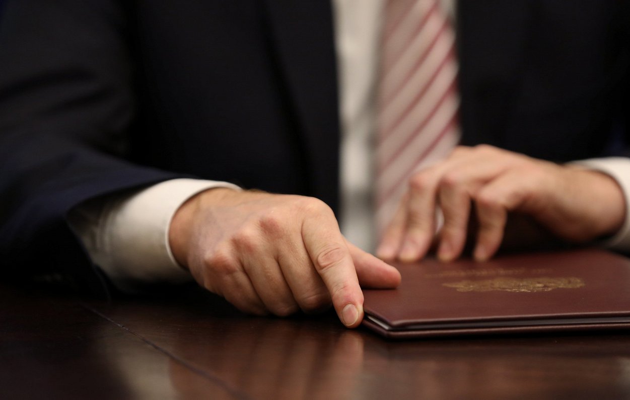 Amatpersona ar dokumentiem. Attēls ilustratīvs.