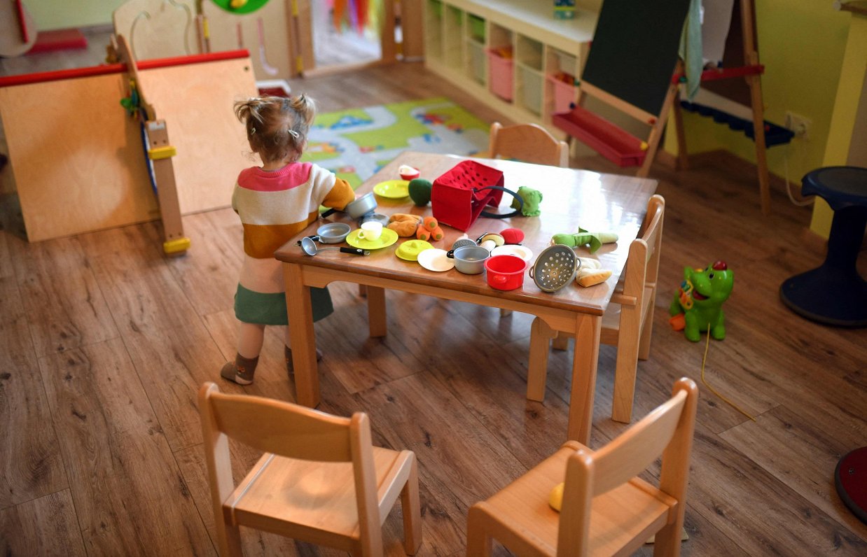 Vecāki satraukti par bērnudārzu reorganizāciju Rīgā / Raksts