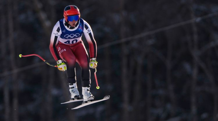 Latviešu kalnu slēpotājs Opmanis aizvadījis otro olimpisko treniņu, dāmu sesija atcelta – Olimpiskās spēles 2026 – Sportacentrs.com