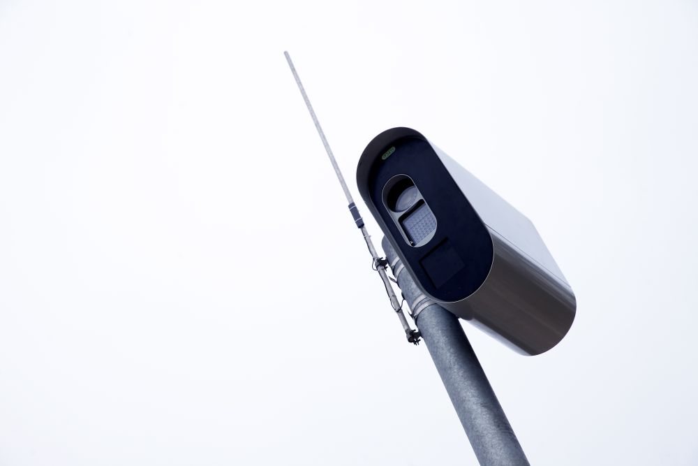 Radara uzņemtajā attēlā īsti nav saskatāma pat numurzīme, bet soda kvīts atnāk… Kā to skaidro policija?