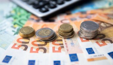 Eiro naudas banknotes un monētas. Attēls ilustratīvs.