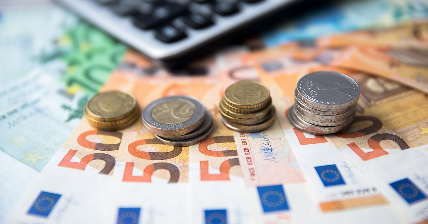Eiro naudas banknotes un monētas. Attēls ilustratīvs.