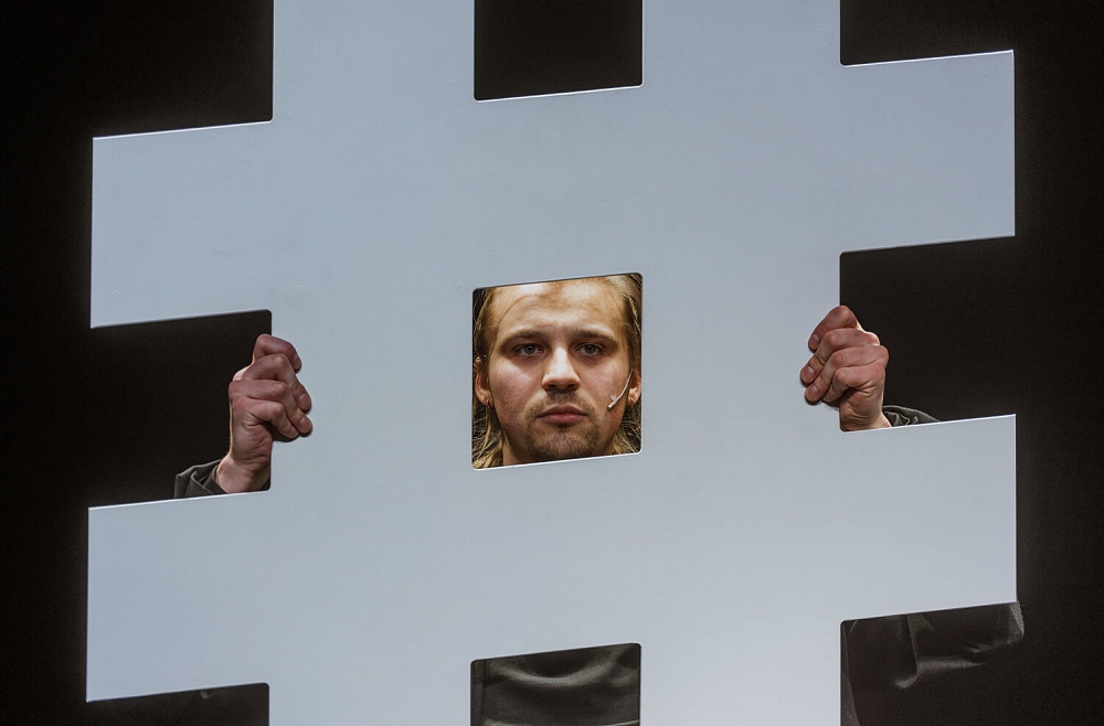 Kas notiek aktiera galvā? Kristapa Kristera Ozola monoizrāde "Sākums" Valmieras teātrī / LR1 / / Latvijas Radio