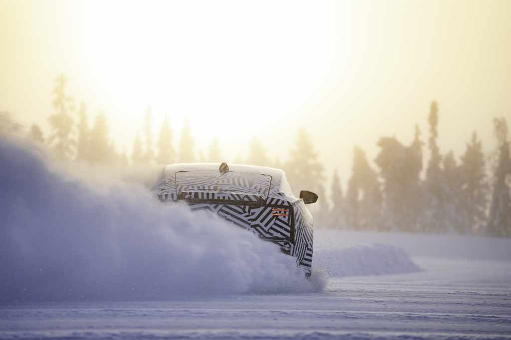Trīs motori, 1000 Zs – elektriskais Jaguar ziemas testos (+ FOTO)