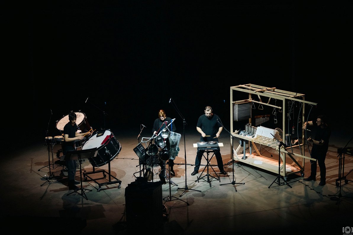 Koncerts "Jaunas skaņu pasaules: DIY perkusiju ansamblis" Rīgas cirkā