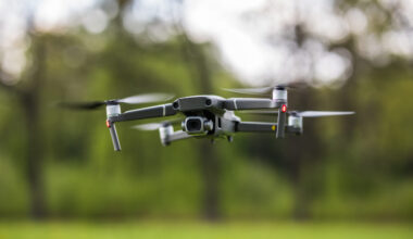 Pērn dubultojies pie Lielbritānijas militārajām bāzēm novēroto lidrobotu skaits -