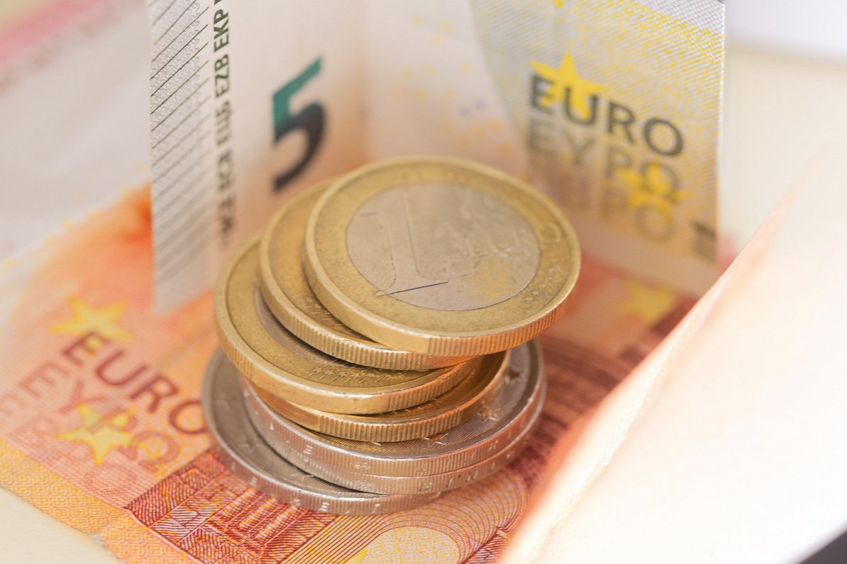 Eiro naudas monētas un banknotes