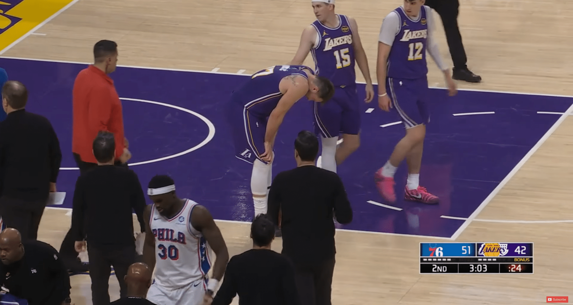 Dončičs pamet laukumu traumas dēļ, "Warriors" vēl bez Porziņģa gūst uzvaru pār "Suns"