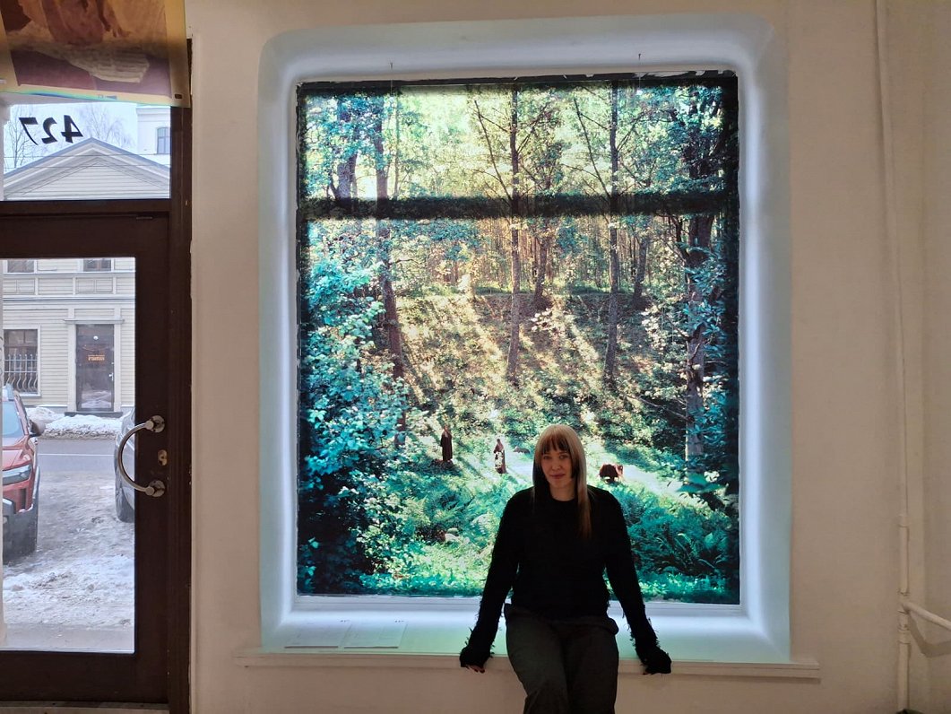 Agate Tūna savā izstādā "Familiar / Līdzbūtne"