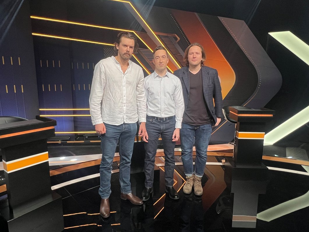 No kreisās: Mikus Blumfelds, Reinis Ozols un Kristaps Svētiņš