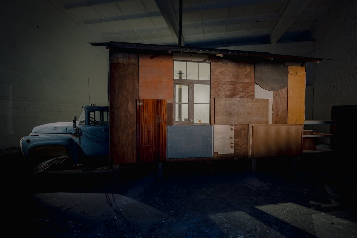 Foto no Oto Holgera Ozoliņa izstādes "Procesa artefakti"