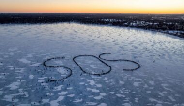 Mineapoles iedzīvotāji uz aizsalu&scaron;a ezera izveidoju&scaron;i uzrakstu "SOS"
