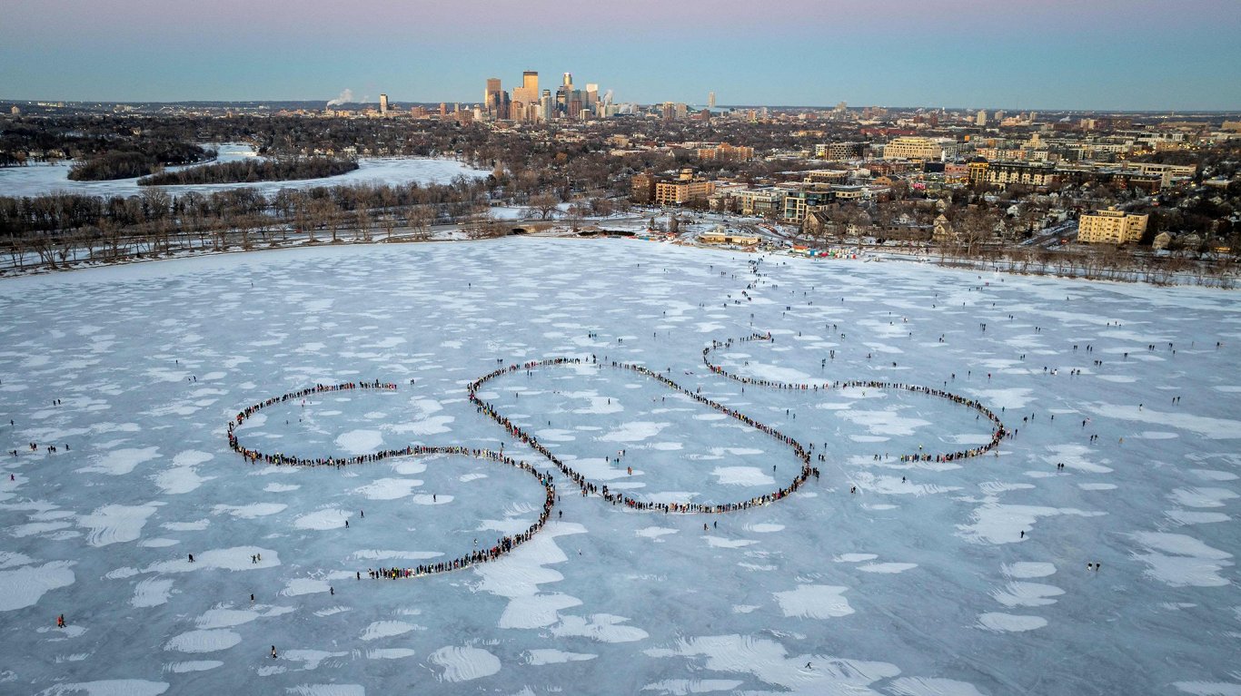Mineapoles iedzīvotāji uz aizsaluša ezera izveidojuši uzrakstu "SOS"