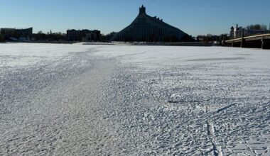 Rīgā drīz oficiāli atļaus šķērsot Daugavu pa ledu / Raksts