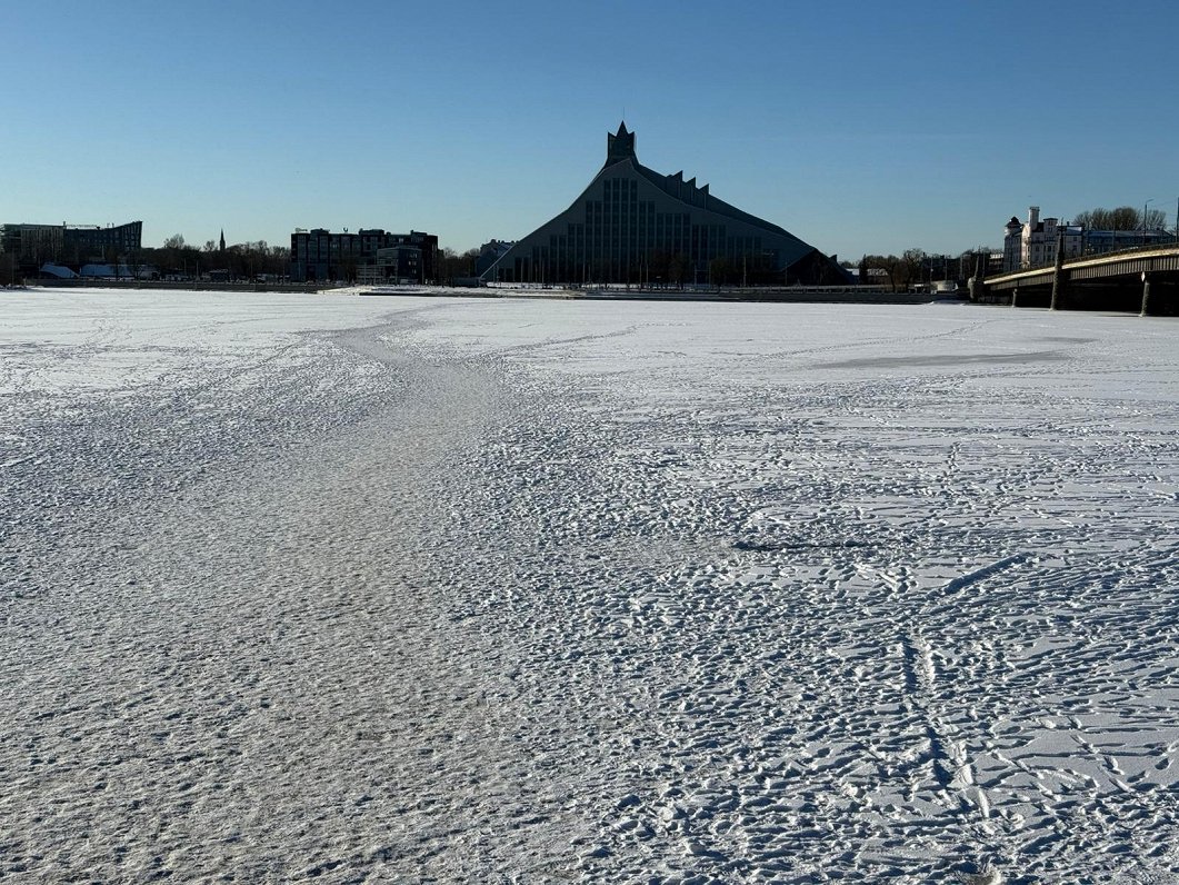 Rīgā drīz oficiāli atļaus šķērsot Daugavu pa ledu / Raksts