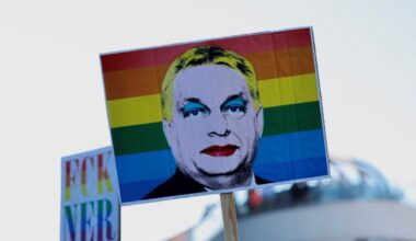 Budape&scaron;tas praida gājiens 2025. gadā. Plakātā attēlots kariķēts Ungārijas oremjera Viktora Orbāna po...