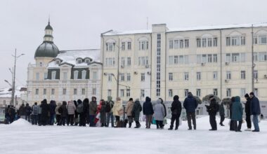 Cilvēki Harkivā salā stāv rindā uz autobusu februāra sākumā.