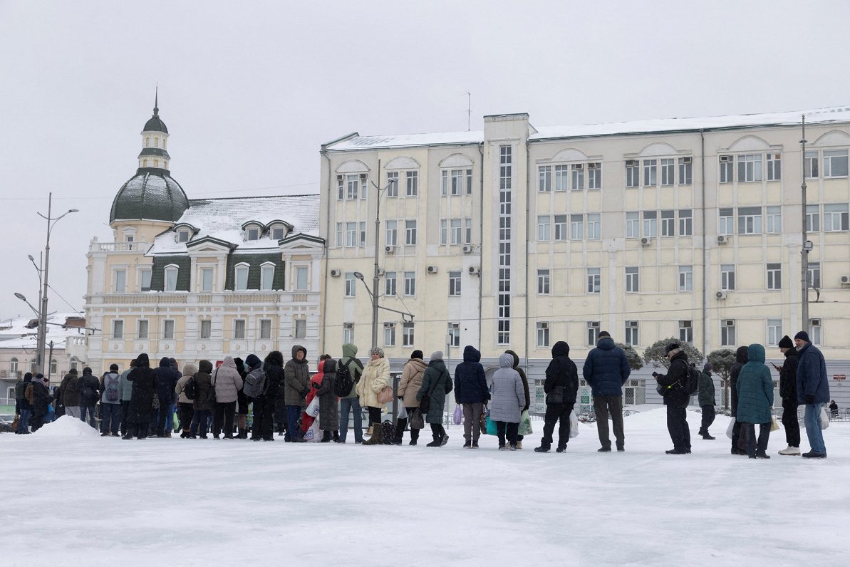 Cilvēki Harkivā salā stāv rindā uz autobusu februāra sākumā.