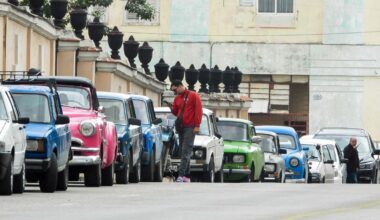 Kubā automa&scaron;īnas stāv rindā pēc degvielas