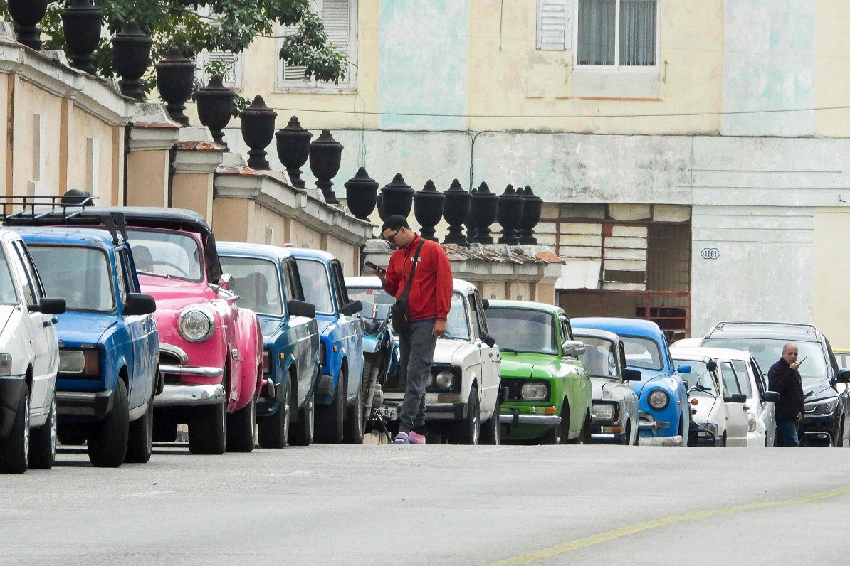 Kubā automa&scaron;īnas stāv rindā pēc degvielas