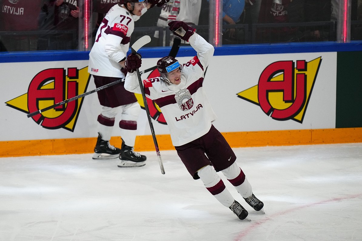 Valstsvienības uzbrucējs Ločmelis par pirmo pilno sezonu pieaugušo hokejā un ģērbtuvē karstāko tematu / Raksts