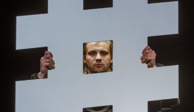 Kas notiek aktiera prātā? Valmieras teātra izrāde «Sākums» – par šaubām, kas piemeklē ikvienu / Raksts