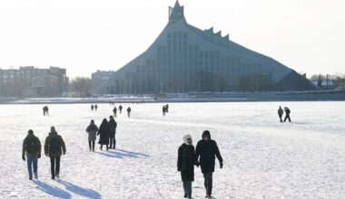 Cilvēki uz Daugavas ledus