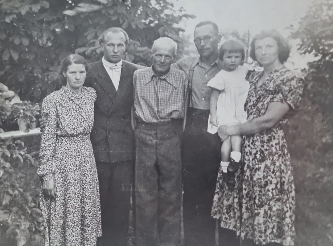 Jānis Gubāts (otrais no kreisās) savās iesvētībās.