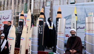 Raķe&scaron;u un kodolbagātinā&scaron;anas centrifūgu izstāde Irānā