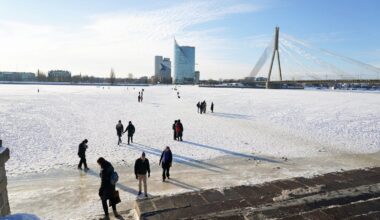 Cilvēki uz Daugavas ledus